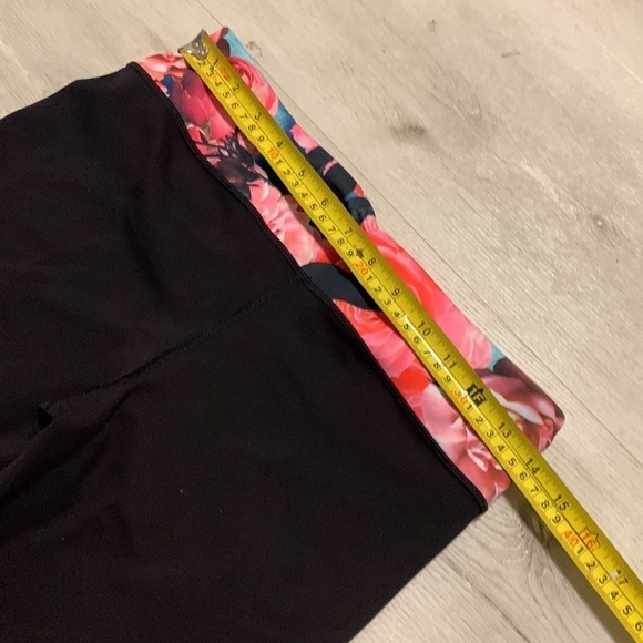 Lululemon Black Capris Women's Size 6 Gather and Crow black floral split‎ back - Picture 7 of 10